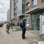Преимущества Паркового района Перми для приобретения жилья Courier_with_package_in_neighbor…_202606201226_3.jpeg