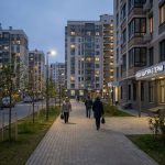 Новостройки Индустриального района Перми: как выбрать и купить квартиру Residents_walking_toward_apartme…_202606201226_4.jpeg
